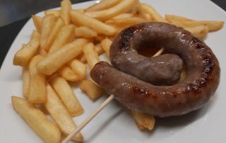 Kids Menù - Lecca lecca di salsiccia con patate fritte